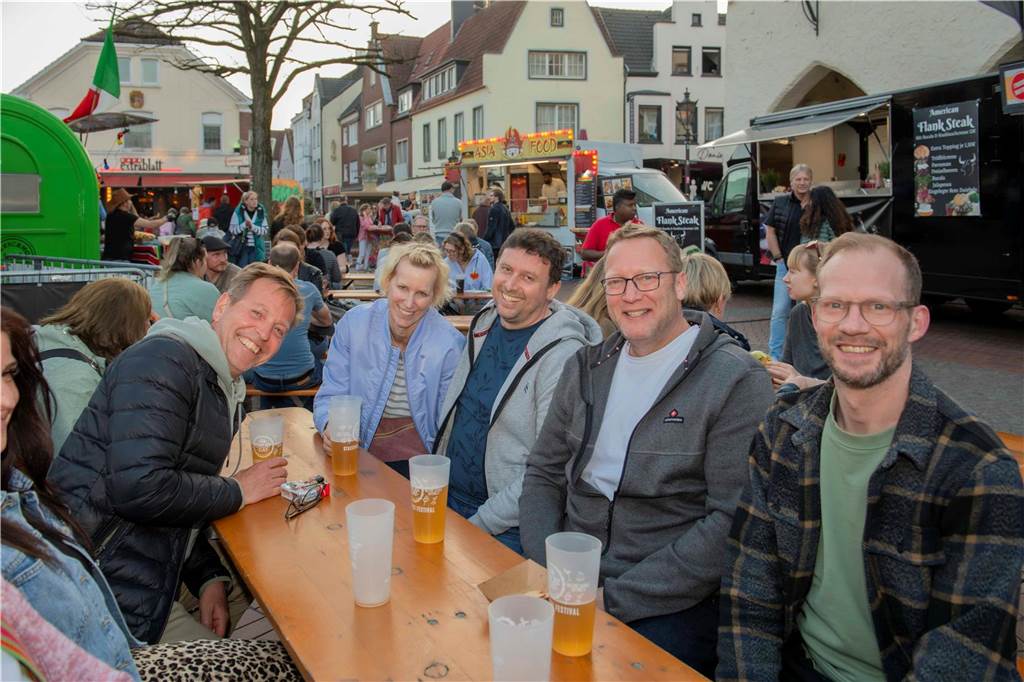 Bei bestem Wetter genossen die Gäste des Cheatday-Streetfood-Festivals in Haltern am Freitag (4.4.) das Angebot.