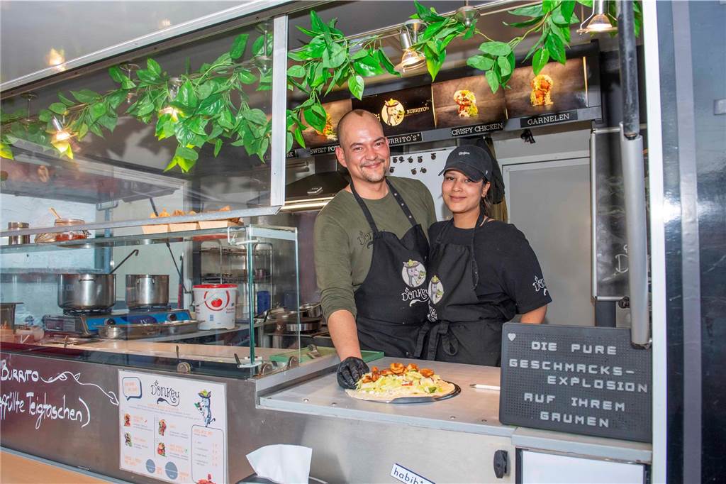 Bei bestem Wetter genossen die Gäste des Cheatday-Streetfood-Festivals in Haltern am Freitag (4.4.) das Angebot.
