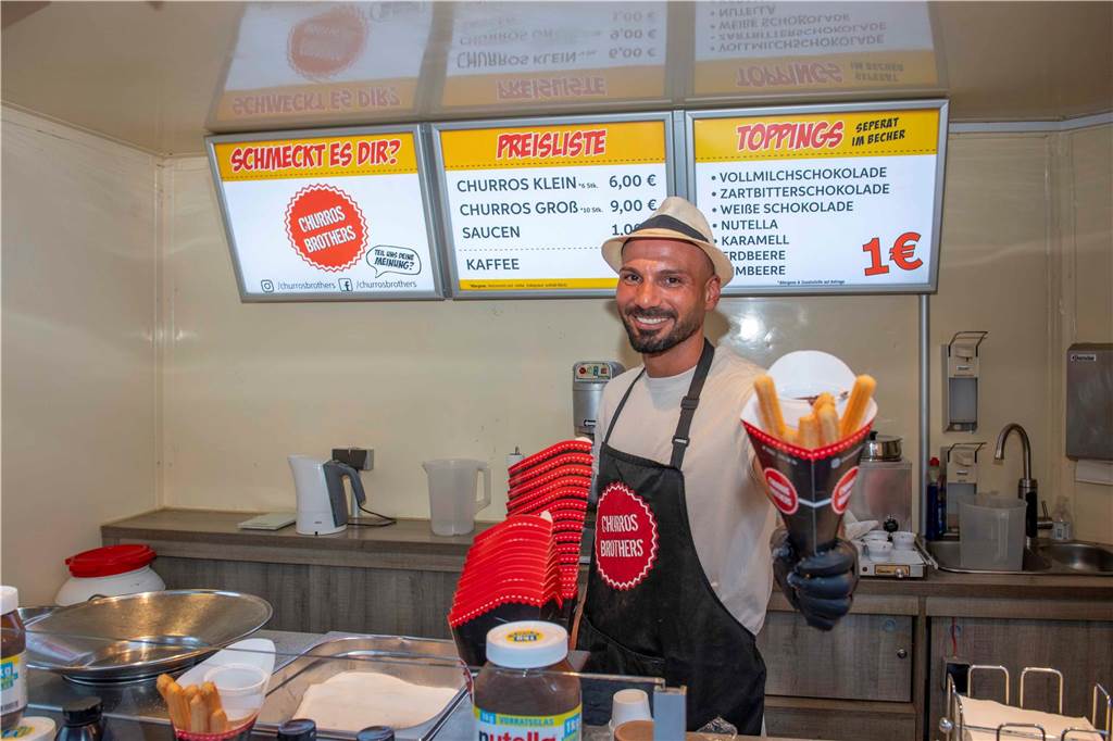 Bei bestem Wetter genossen die Gäste des Cheatday-Streetfood-Festivals in Haltern am Freitag (4.4.) das Angebot.