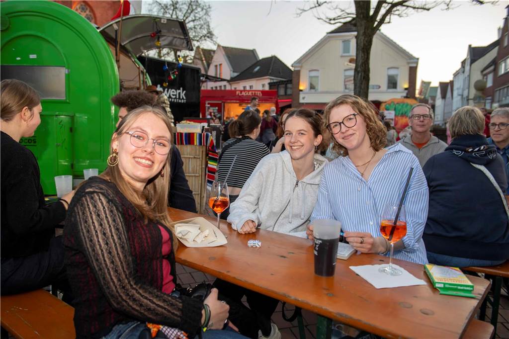 Bei bestem Wetter genossen die Gäste des Cheatday-Streetfood-Festivals in Haltern am Freitag (4.4.) das Angebot.