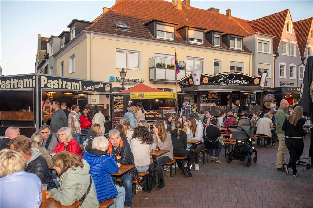 Bei bestem Wetter genossen die Gäste des Cheatday-Streetfood-Festivals in Haltern am Freitag (4.4.) das Angebot.