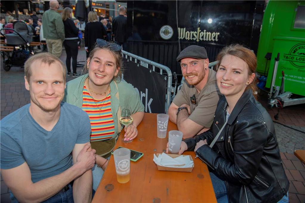 Bei bestem Wetter genossen die Gäste des Cheatday-Streetfood-Festivals in Haltern am Freitag (4.4.) das Angebot.