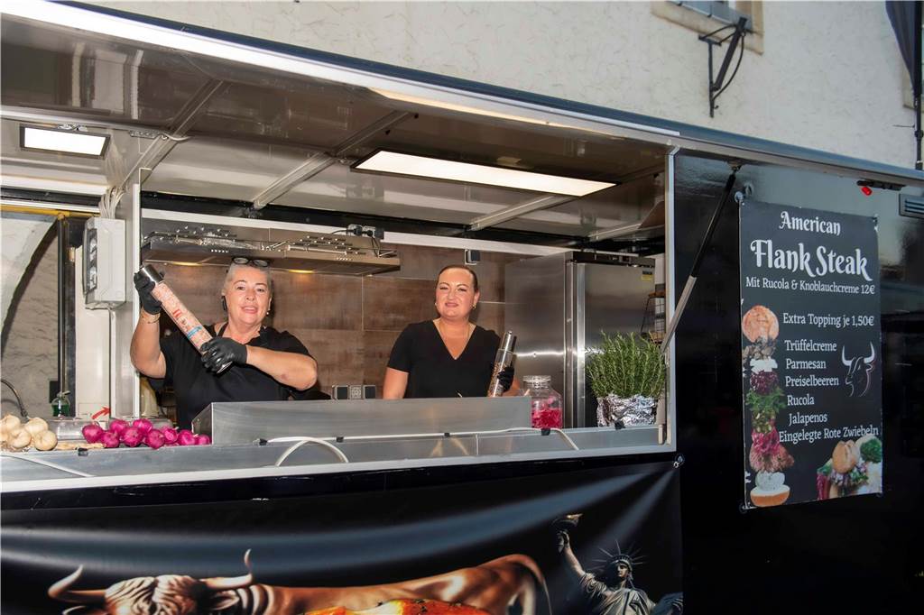 Bei bestem Wetter genossen die Gäste des Cheatday-Streetfood-Festivals in Haltern am Freitag (4.4.) das Angebot.