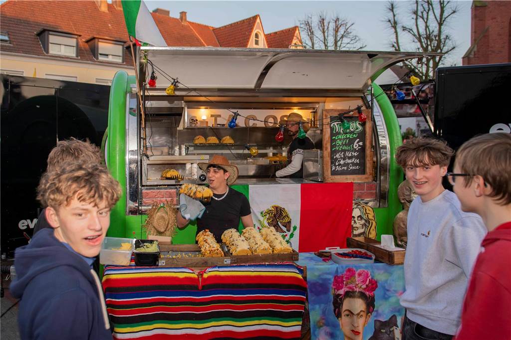 Bei bestem Wetter genossen die Gäste des Cheatday-Streetfood-Festivals in Haltern am Freitag (4.4.) das Angebot.