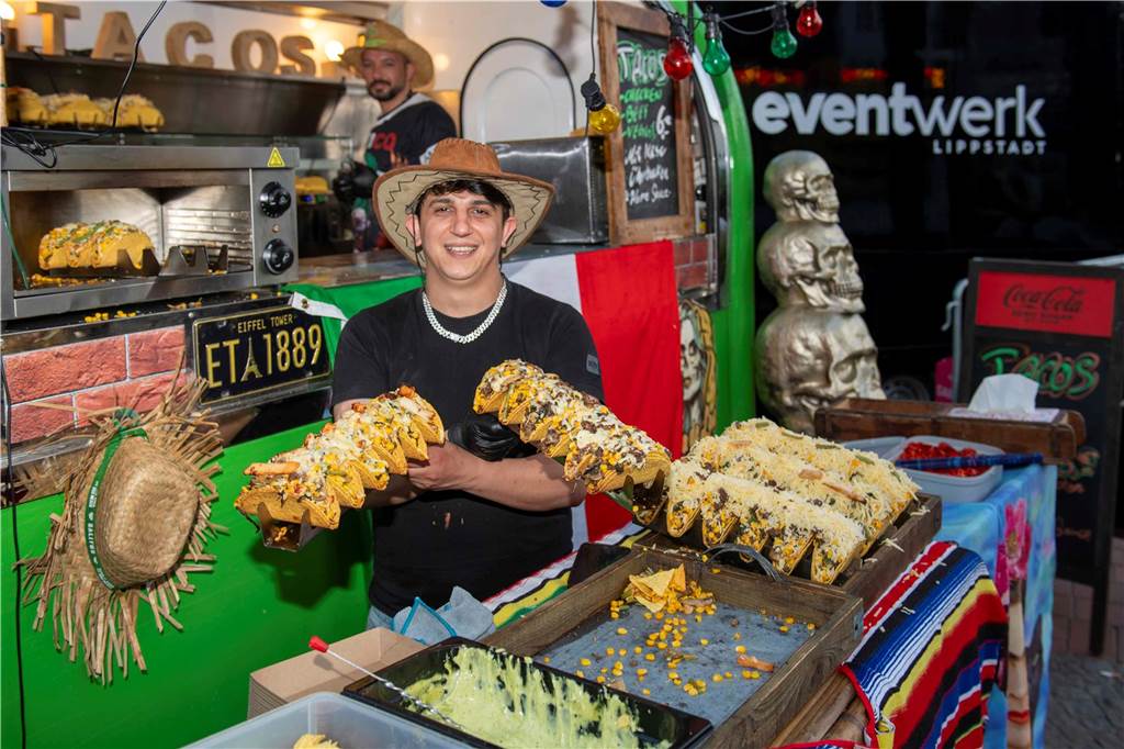 Bei bestem Wetter genossen die Gäste des Cheatday-Streetfood-Festivals in Haltern am Freitag (4.4.) das Angebot.