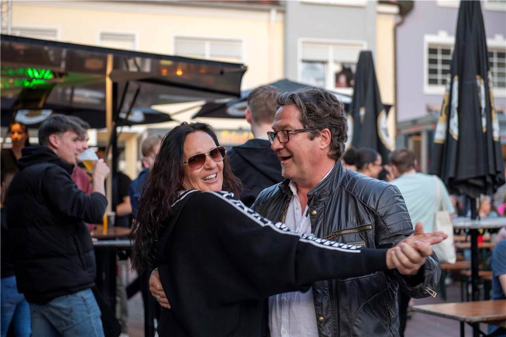 Bei bestem Wetter genossen die Gäste des Cheatday-Streetfood-Festivals in Haltern am Freitag (4.4.) das Angebot.