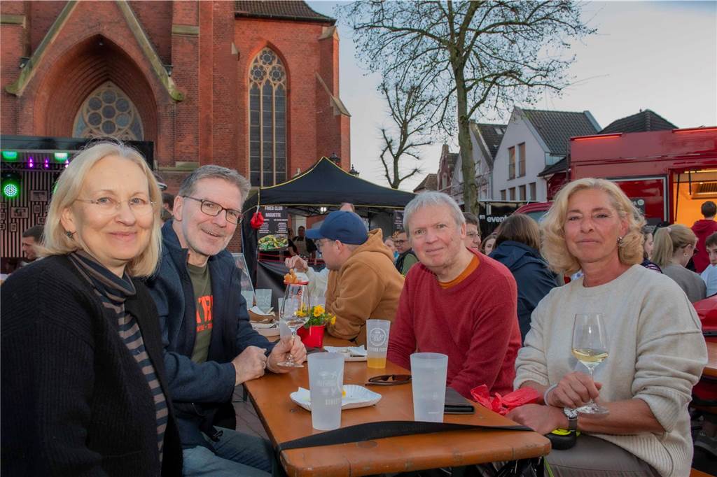 Bei bestem Wetter genossen die Gäste des Cheatday-Streetfood-Festivals in Haltern am Freitag (4.4.) das Angebot.