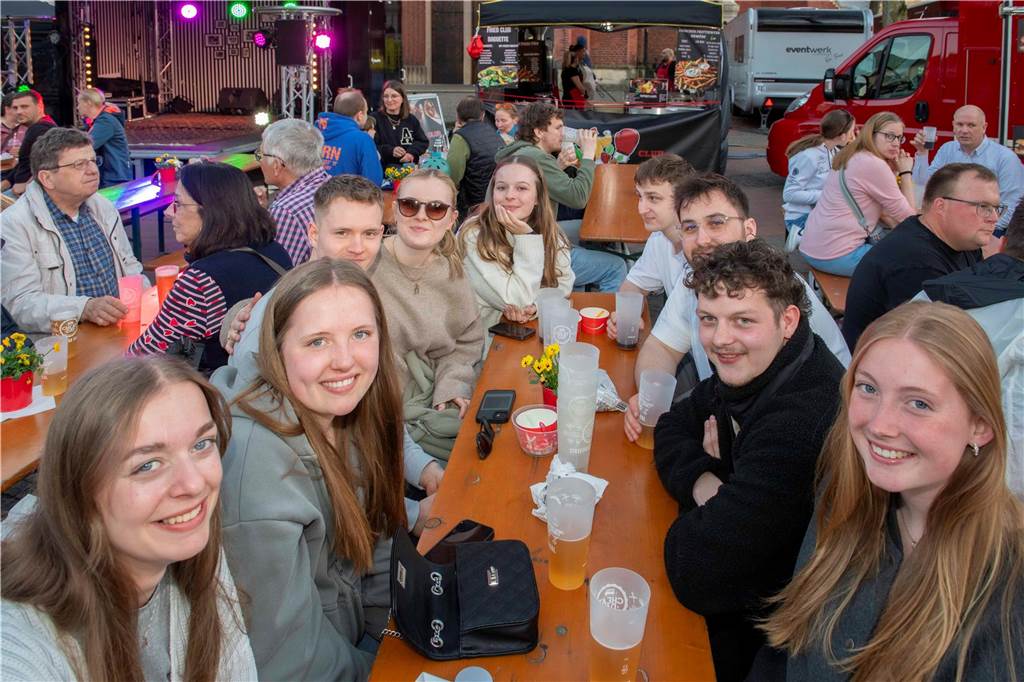 Bei bestem Wetter genossen die Gäste des Cheatday-Streetfood-Festivals in Haltern am Freitag (4.4.) das Angebot.