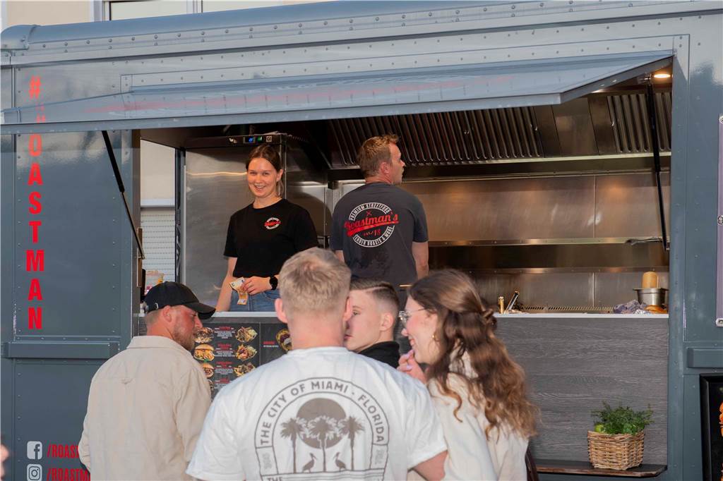 Bei bestem Wetter genossen die Gäste des Cheatday-Streetfood-Festivals in Haltern am Freitag (4.4.) das Angebot.