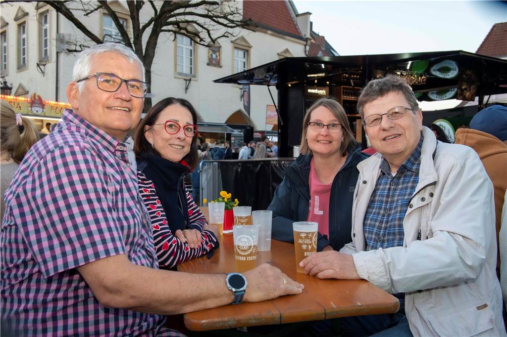 Bei bestem Wetter genossen die Gäste des Cheatday-Streetfood-Festivals in Haltern am Freitag (4.4.) das Angebot.