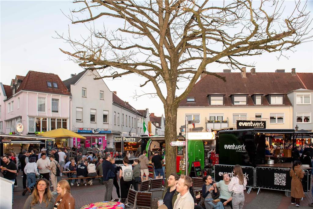 Bei bestem Wetter genossen die Gäste des Cheatday-Streetfood-Festivals in Haltern am Freitag (4.4.) das Angebot.