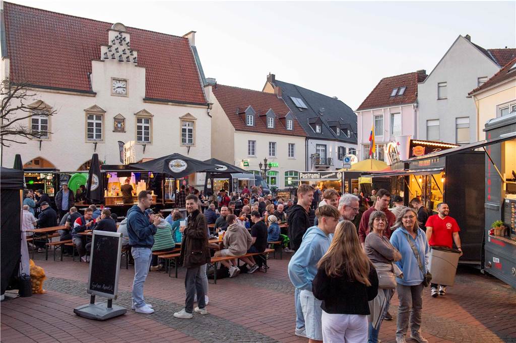 Bei bestem Wetter genossen die Gäste des Cheatday-Streetfood-Festivals in Haltern am Freitag (4.4.) das Angebot.
