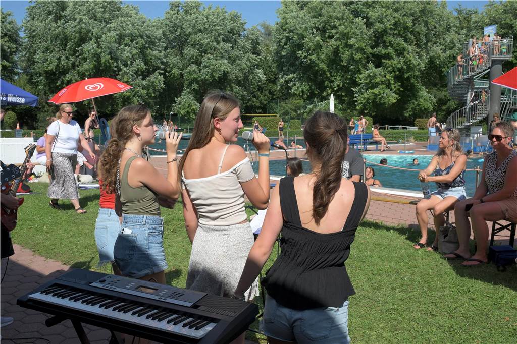 Bei bestem Wetter genossen die Gäste neben dem kühlen Nass auch Live-Musik und kühle Getränke.