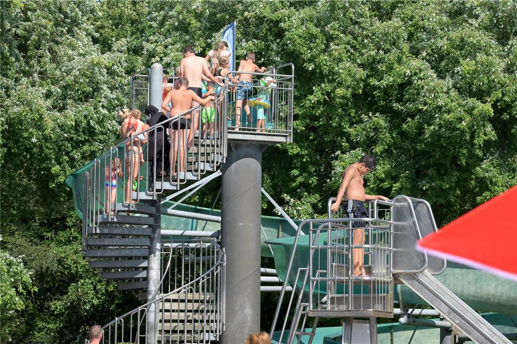 Bei bestem Wetter genossen die Gäste neben dem kühlen Nass auch Live-Musik und kühle Getränke.