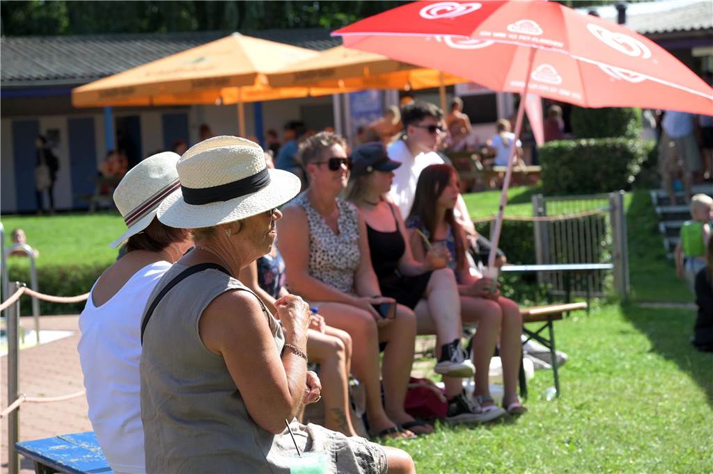 Bei bestem Wetter genossen die Gäste neben dem kühlen Nass auch Live-Musik und kühle Getränke.