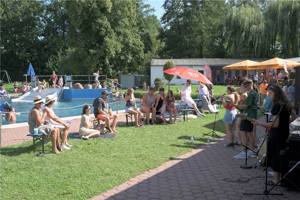 Bei bestem Wetter genossen die Gäste neben dem kühlen Nass auch Live-Musik und kühle Getränke.