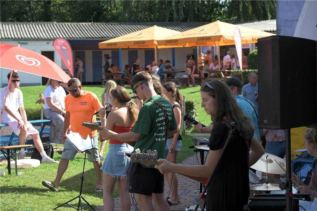 Bei bestem Wetter genossen die Gäste neben dem kühlen Nass auch Live-Musik und kühle Getränke.