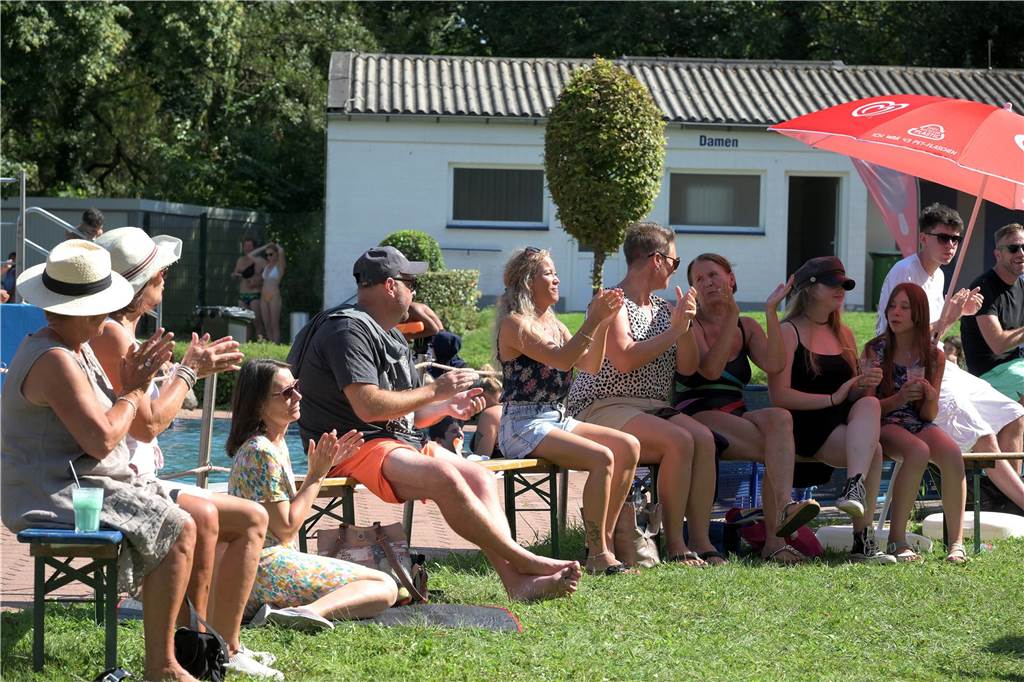 Bei bestem Wetter genossen die Gäste neben dem kühlen Nass auch Live-Musik und kühle Getränke.