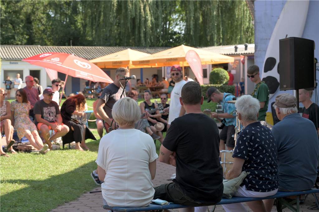 Bei bestem Wetter genossen die Gäste neben dem kühlen Nass auch Live-Musik und kühle Getränke.