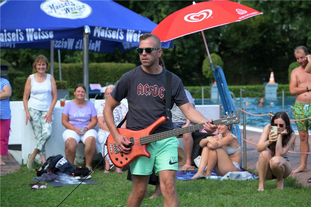 Bei bestem Wetter genossen die Gäste neben dem kühlen Nass auch Live-Musik und kühle Getränke.