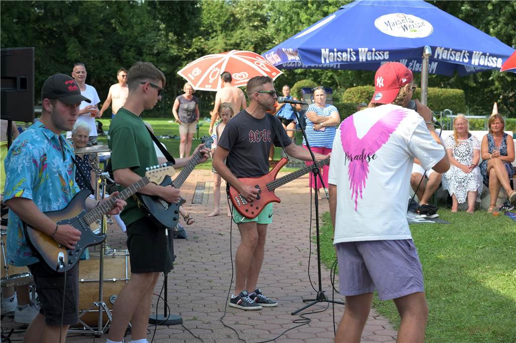 Bei bestem Wetter genossen die Gäste neben dem kühlen Nass auch Live-Musik und kühle Getränke.
