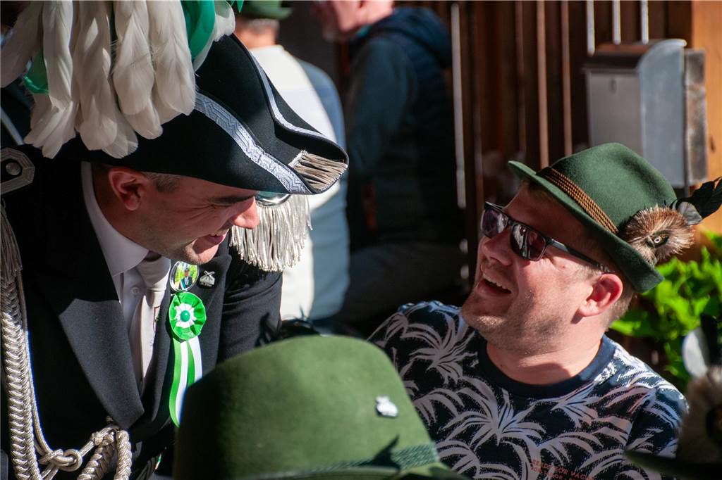 Bei bestem Wetter trafen sich die Kompanien des St.-Vitus-Schützenvereins zum Sternmarsch. Im Anschluss ging es gut gelaunt zum Ausholen der Majestäten.