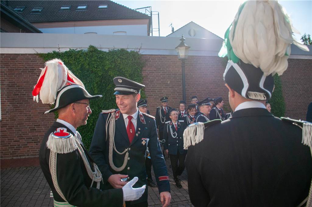 Bei bestem Wetter trafen sich die Kompanien des St.-Vitus-Schützenvereins zum Sternmarsch. Im Anschluss ging es gut gelaunt zum Ausholen der Majestäten.