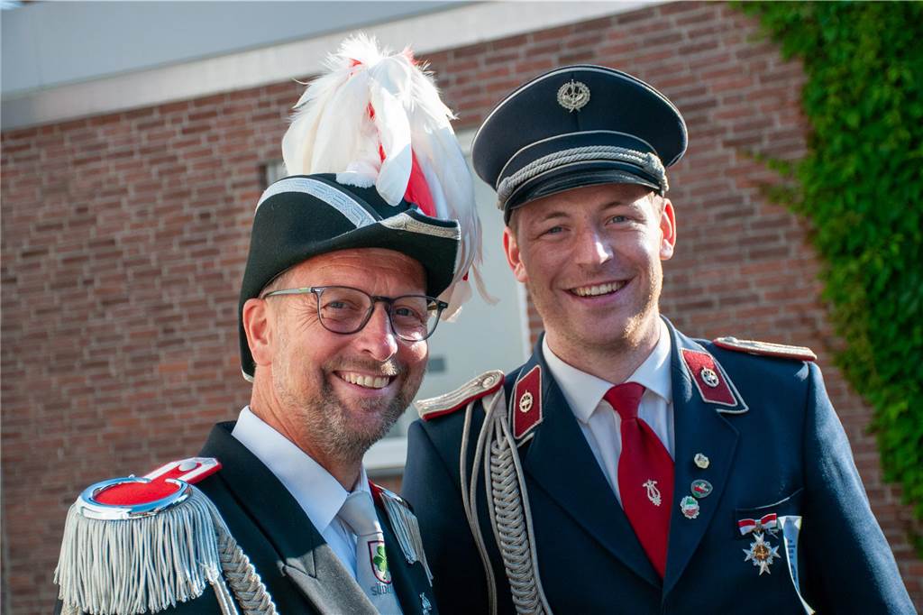 Bei bestem Wetter trafen sich die Kompanien des St.-Vitus-Schützenvereins zum Sternmarsch. Im Anschluss ging es gut gelaunt zum Ausholen der Majestäten.