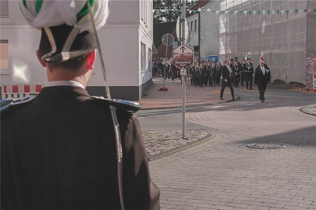 Bei bestem Wetter trafen sich die Kompanien des St.-Vitus-Schützenvereins zum Sternmarsch. Im Anschluss ging es gut gelaunt zum Ausholen der Majestäten.