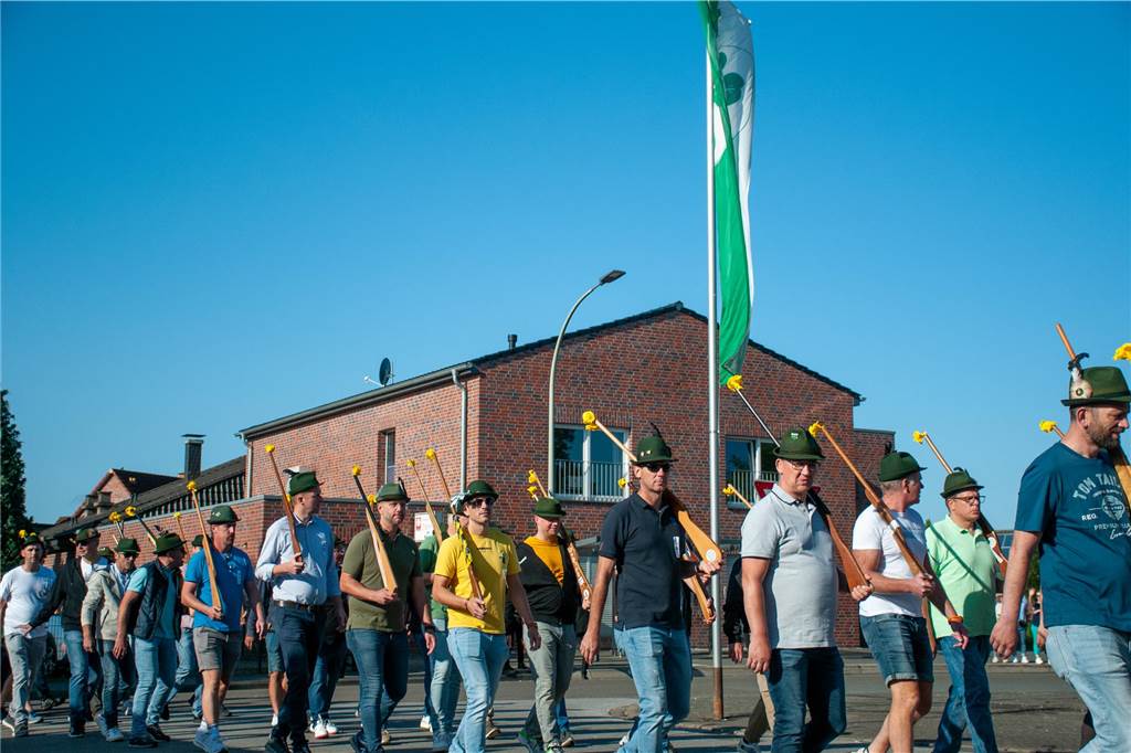 Bei bestem Wetter trafen sich die Kompanien des St.-Vitus-Schützenvereins zum Sternmarsch. Im Anschluss ging es gut gelaunt zum Ausholen der Majestäten.