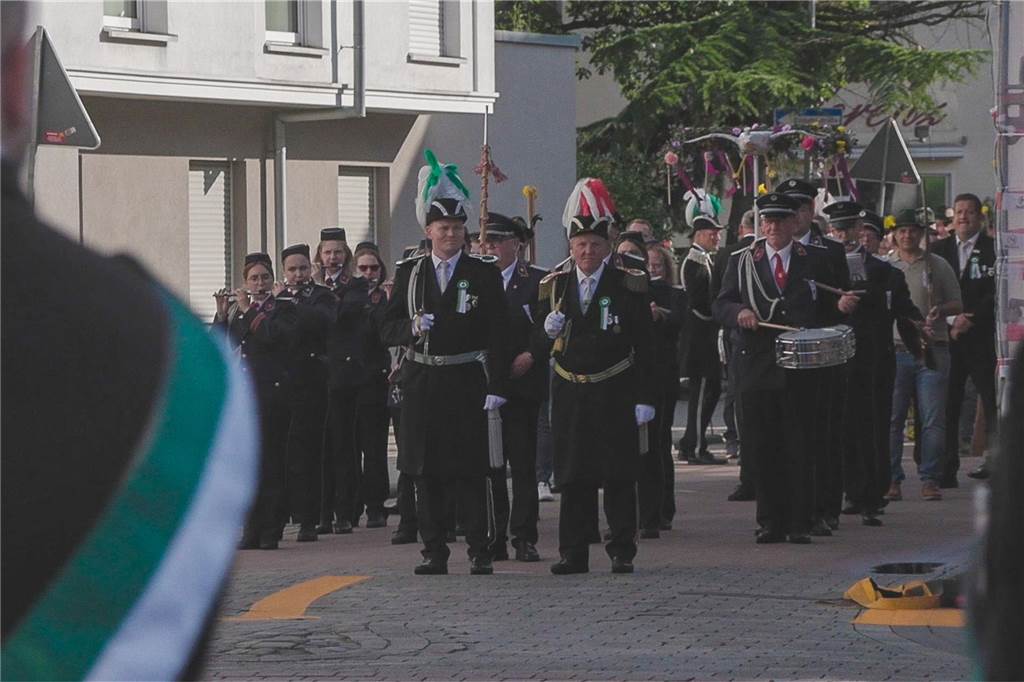 Bei bestem Wetter trafen sich die Kompanien des St.-Vitus-Schützenvereins zum Sternmarsch. Im Anschluss ging es gut gelaunt zum Ausholen der Majestäten.