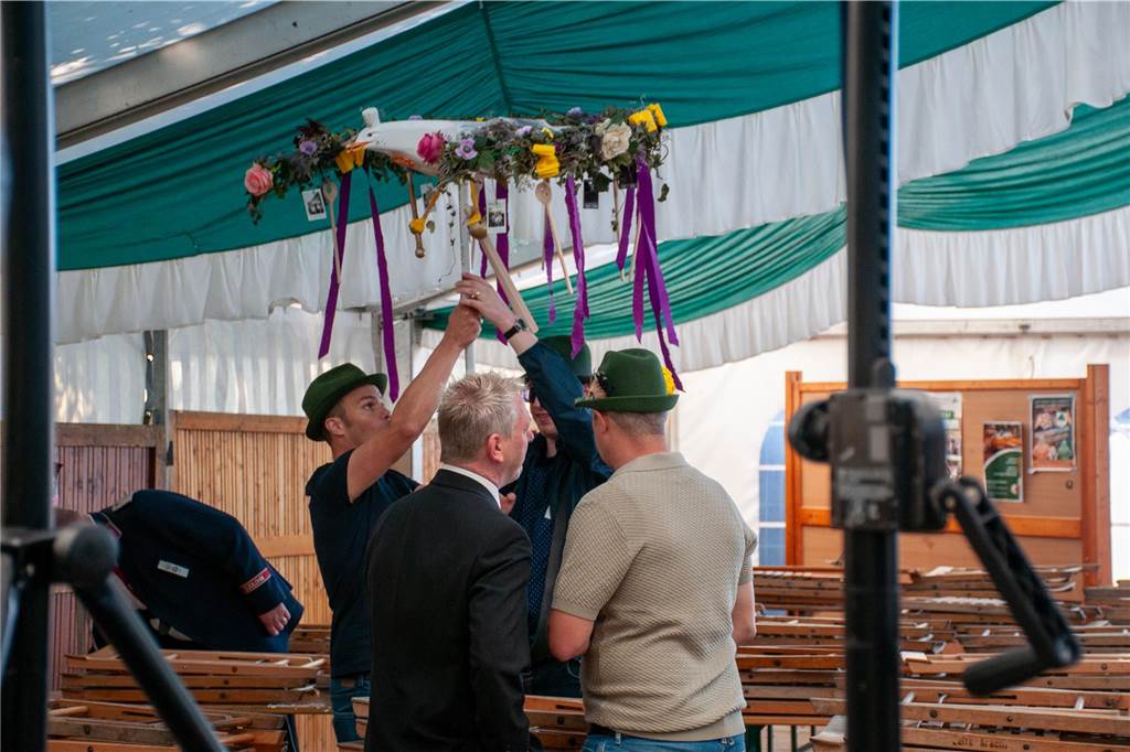 Bei bestem Wetter trafen sich die Kompanien des St.-Vitus-Schützenvereins zum Sternmarsch. Im Anschluss ging es gut gelaunt zum Ausholen der Majestäten.
