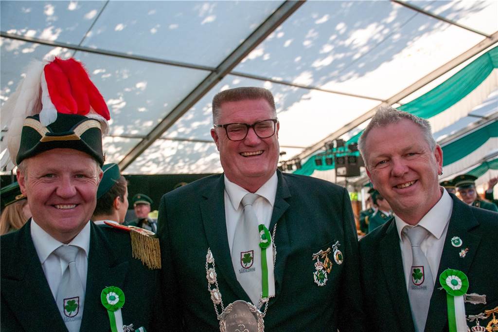 Bei bestem Wetter trafen sich die Kompanien des St.-Vitus-Schützenvereins zum Sternmarsch. Im Anschluss ging es gut gelaunt zum Ausholen der Majestäten.
