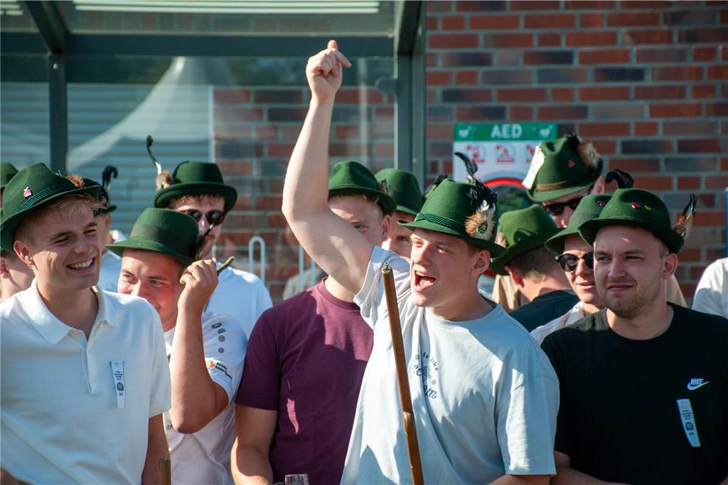 Bei bestem Wetter trafen sich die Kompanien des St.-Vitus-Schützenvereins zum Sternmarsch. Im Anschluss ging es gut gelaunt zum Ausholen der Majestäten.