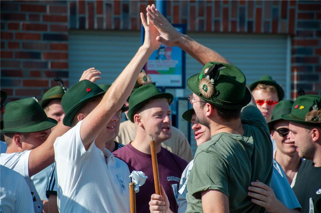 Bei bestem Wetter trafen sich die Kompanien des St.-Vitus-Schützenvereins zum Sternmarsch. Im Anschluss ging es gut gelaunt zum Ausholen der Majestäten.