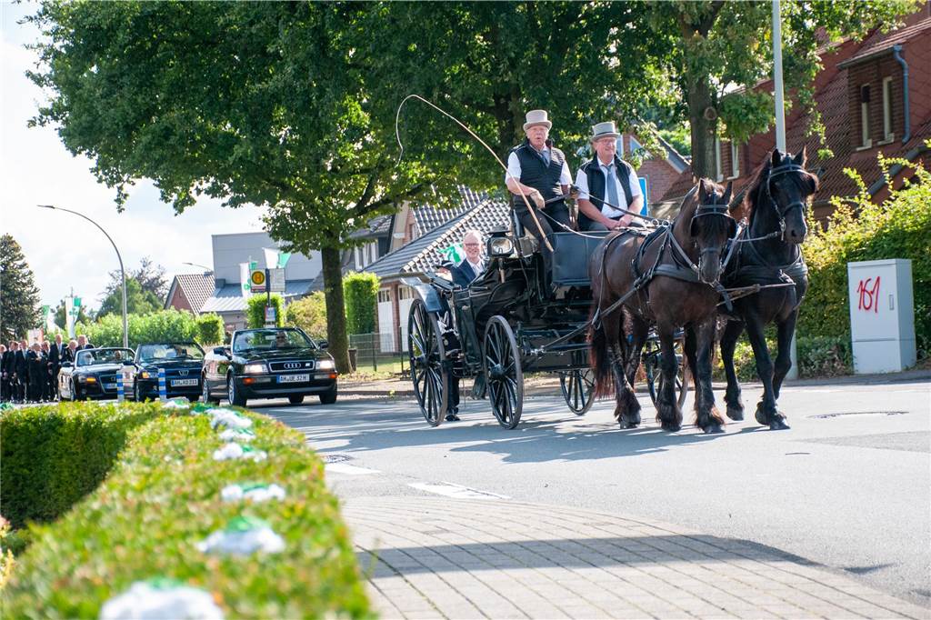Bei bestem Wetter trafen sich die Kompanien des St.-Vitus-Schützenvereins zum Sternmarsch. Im Anschluss ging es gut gelaunt zum Ausholen der Majestäten.