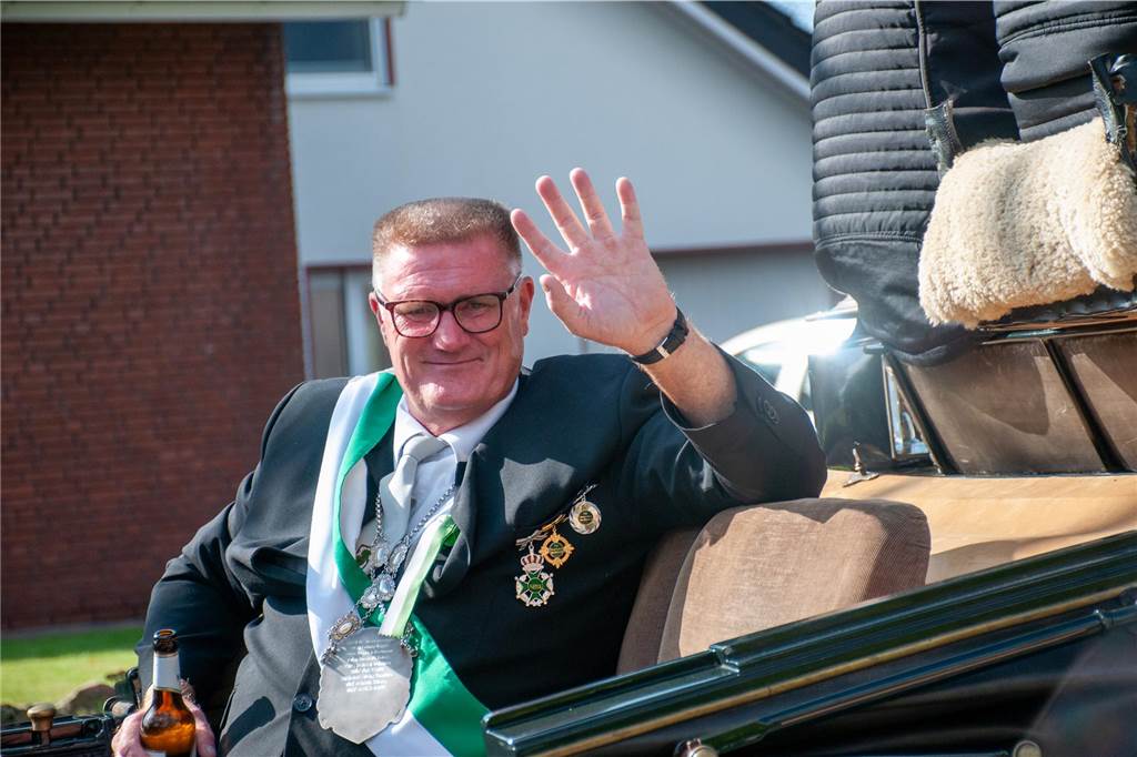 Bei bestem Wetter trafen sich die Kompanien des St.-Vitus-Schützenvereins zum Sternmarsch. Im Anschluss ging es gut gelaunt zum Ausholen der Majestäten.
