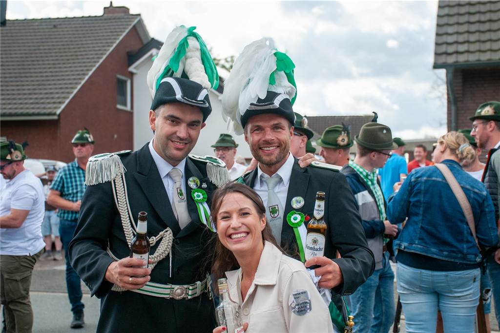 Bei bestem Wetter trafen sich die Kompanien des St.-Vitus-Schützenvereins zum Sternmarsch. Im Anschluss ging es gut gelaunt zum Ausholen der Majestäten.