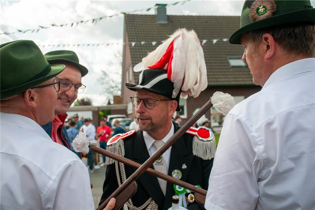 Bei bestem Wetter trafen sich die Kompanien des St.-Vitus-Schützenvereins zum Sternmarsch. Im Anschluss ging es gut gelaunt zum Ausholen der Majestäten.