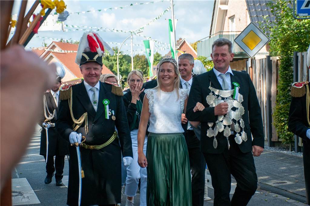 Bei bestem Wetter trafen sich die Kompanien des St.-Vitus-Schützenvereins zum Sternmarsch. Im Anschluss ging es gut gelaunt zum Ausholen der Majestäten.