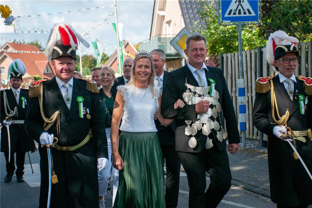 Bei bestem Wetter trafen sich die Kompanien des St.-Vitus-Schützenvereins zum Sternmarsch. Im Anschluss ging es gut gelaunt zum Ausholen der Majestäten.