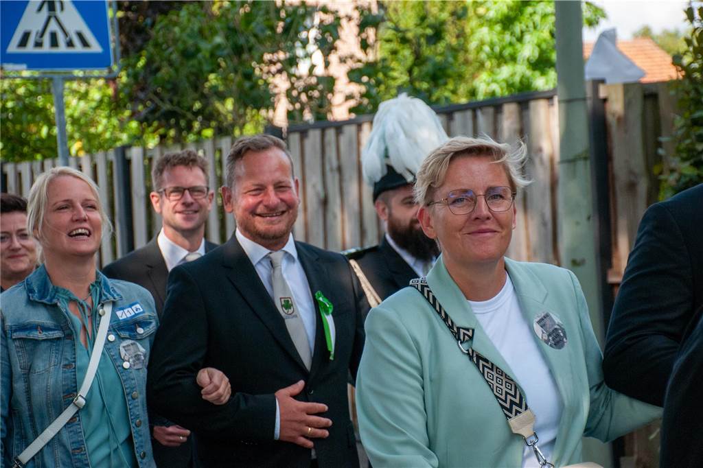 Bei bestem Wetter trafen sich die Kompanien des St.-Vitus-Schützenvereins zum Sternmarsch. Im Anschluss ging es gut gelaunt zum Ausholen der Majestäten.