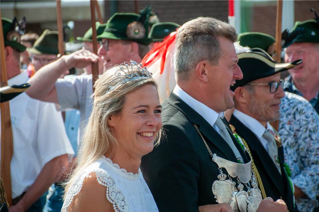 Bei bestem Wetter trafen sich die Kompanien des St.-Vitus-Schützenvereins zum Sternmarsch. Im Anschluss ging es gut gelaunt zum Ausholen der Majestäten.