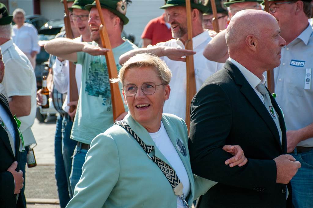 Bei bestem Wetter trafen sich die Kompanien des St.-Vitus-Schützenvereins zum Sternmarsch. Im Anschluss ging es gut gelaunt zum Ausholen der Majestäten.