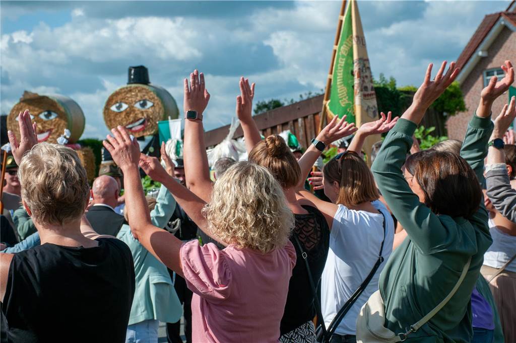 Bei bestem Wetter trafen sich die Kompanien des St.-Vitus-Schützenvereins zum Sternmarsch. Im Anschluss ging es gut gelaunt zum Ausholen der Majestäten.