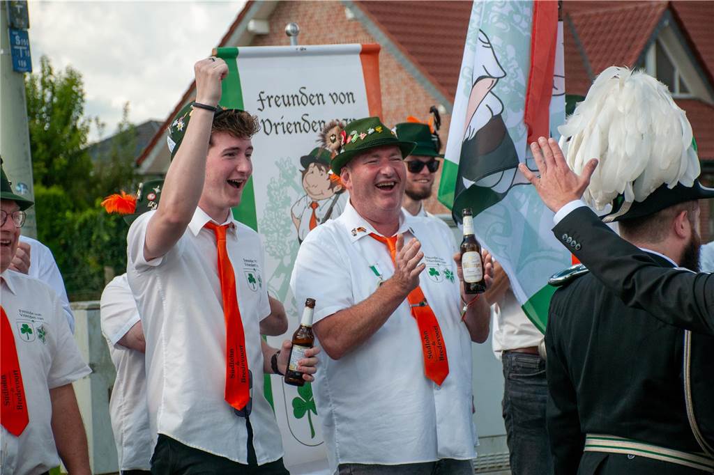 Bei bestem Wetter trafen sich die Kompanien des St.-Vitus-Schützenvereins zum Sternmarsch. Im Anschluss ging es gut gelaunt zum Ausholen der Majestäten.