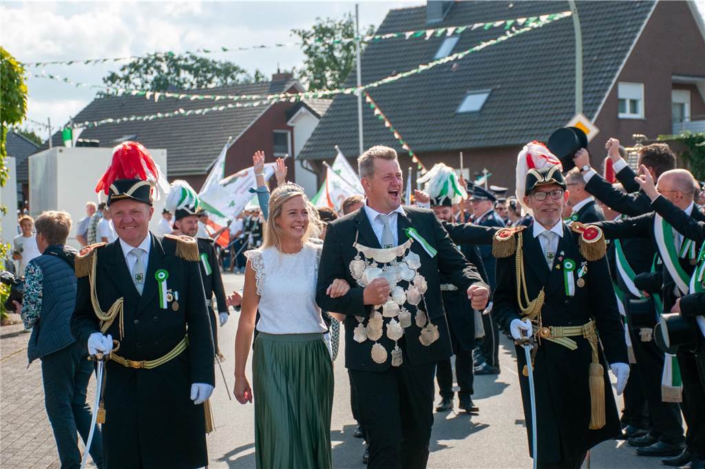Bei bestem Wetter trafen sich die Kompanien des St.-Vitus-Schützenvereins zum Sternmarsch. Im Anschluss ging es gut gelaunt zum Ausholen der Majestäten.