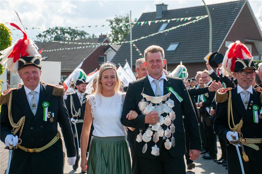 Bei bestem Wetter trafen sich die Kompanien des St.-Vitus-Schützenvereins zum Sternmarsch. Im Anschluss ging es gut gelaunt zum Ausholen der Majestäten.
