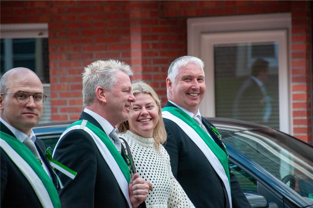 Bei bestem Wetter trafen sich die Kompanien des St.-Vitus-Schützenvereins zum Sternmarsch. Im Anschluss ging es gut gelaunt zum Ausholen der Majestäten.