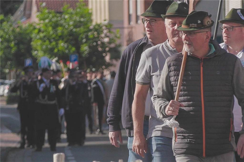 Bei bestem Wetter trafen sich die Kompanien des St.-Vitus-Schützenvereins zum Sternmarsch. Im Anschluss ging es gut gelaunt zum Ausholen der Majestäten.